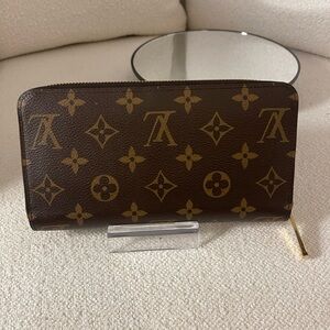 LOUIS VUITTON
Monogram Zippy Wallet